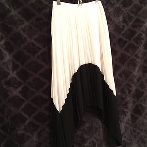 Brand New! Express Hi-Low Accordion Midi Skirt♠️